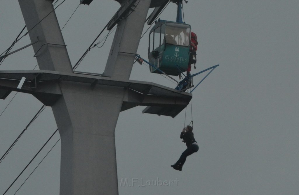 Einsatz BF Hoehenretter Koelner Seilbahn Hoehe Zoobruecke P2137.JPG